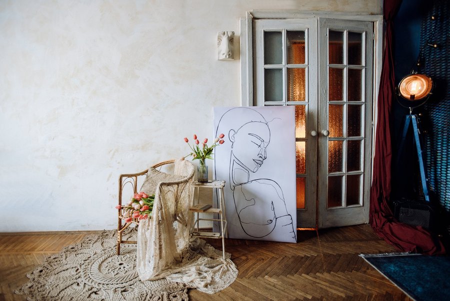 КРУЖЕВАлаконичный, светлый интерьер с картиной, цветами, креслом и ковром